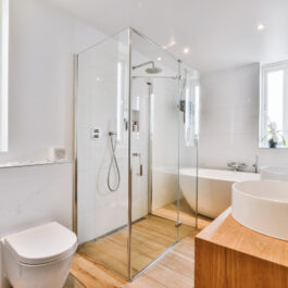 bathroom-with-marble-walls (1)